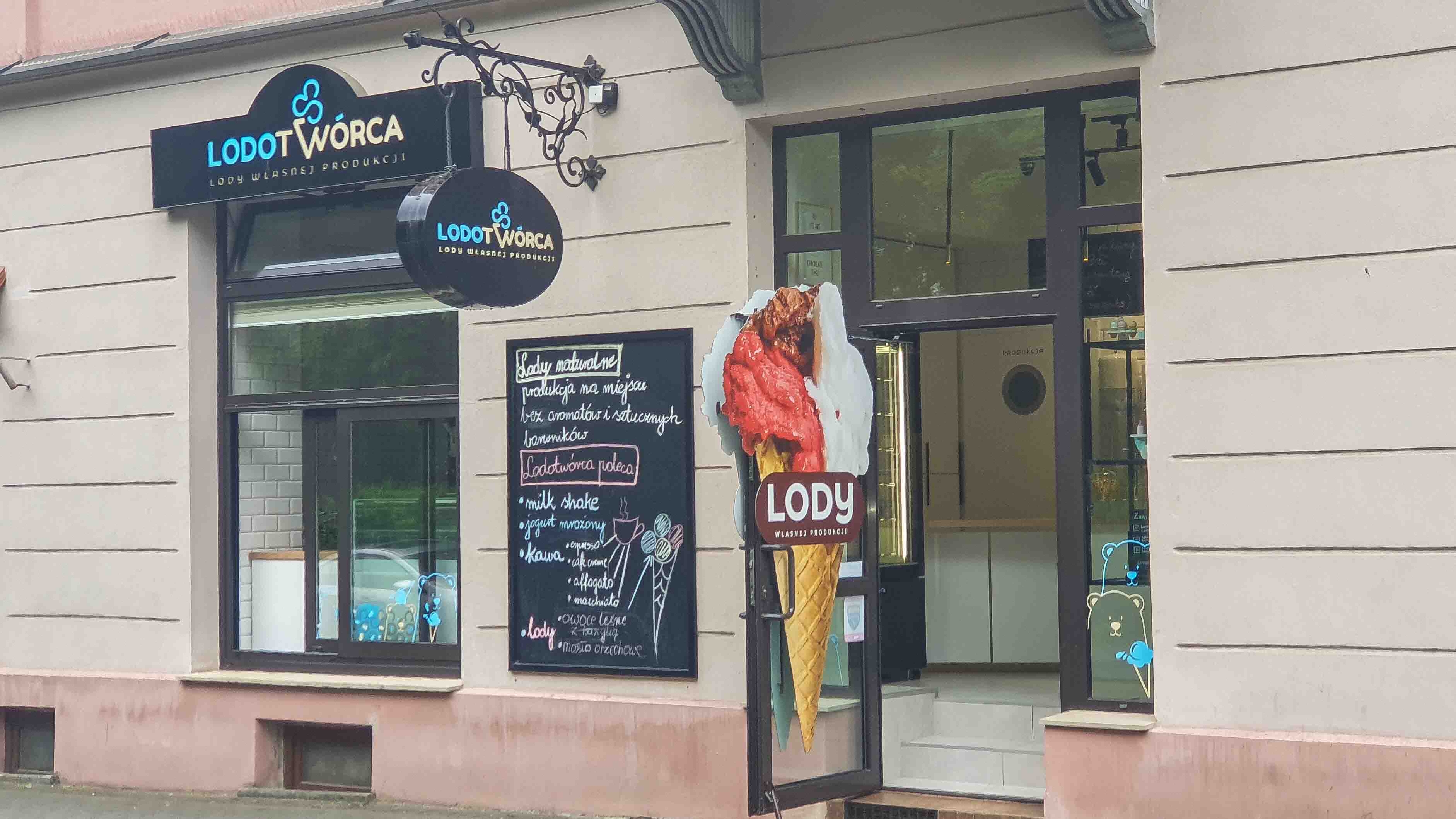 Lodziarnia Rzeszów - jogurteria kawiarnia shake milkshake mrożonyjogurt lód włoski sorbet kawa cafe rurki z kremem deser lodowy bita śmietana soki frappe posypki polewy.jpg